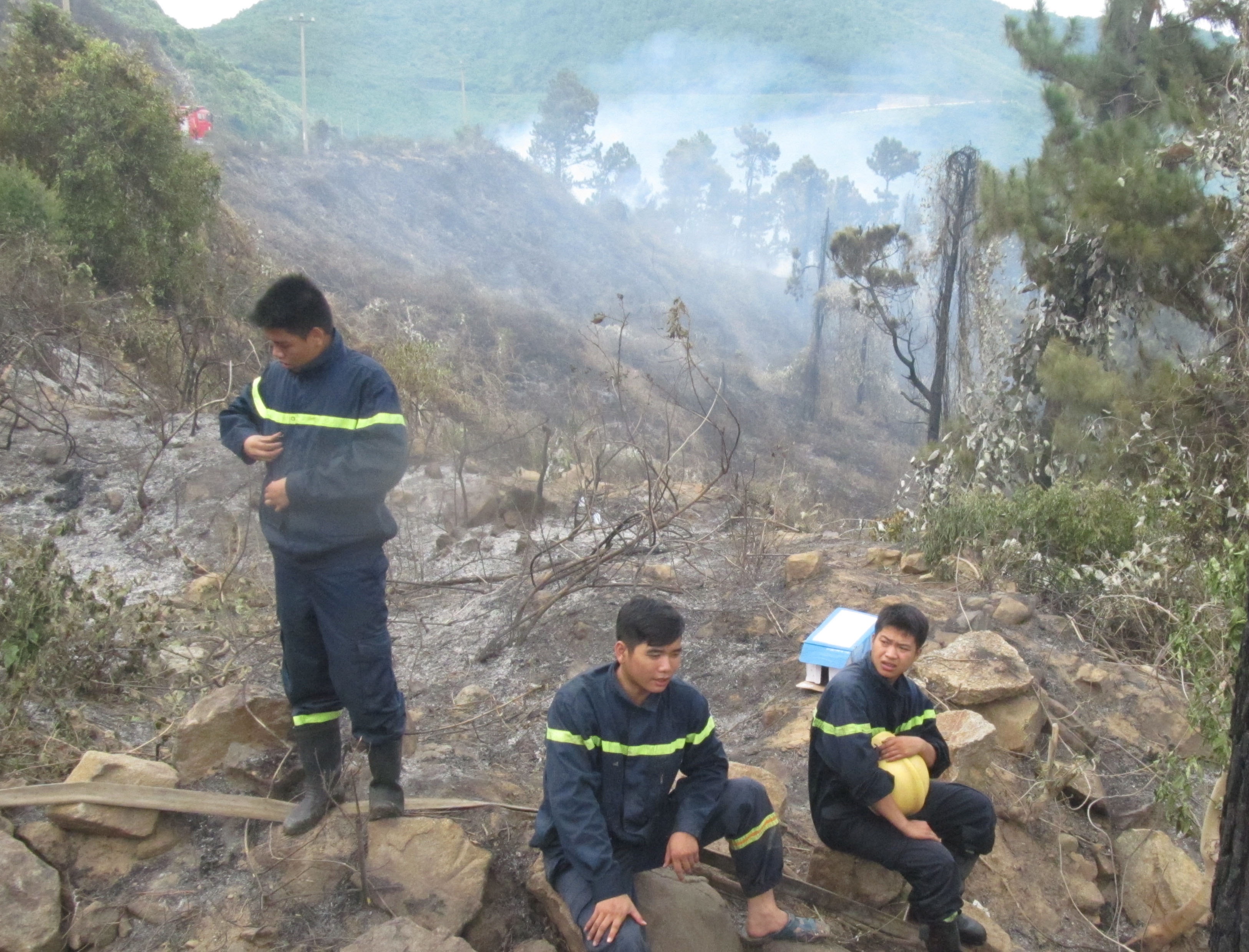 Hon 500 canh sat, quan doi dap dam chay lon tren nui Hai Van hinh anh