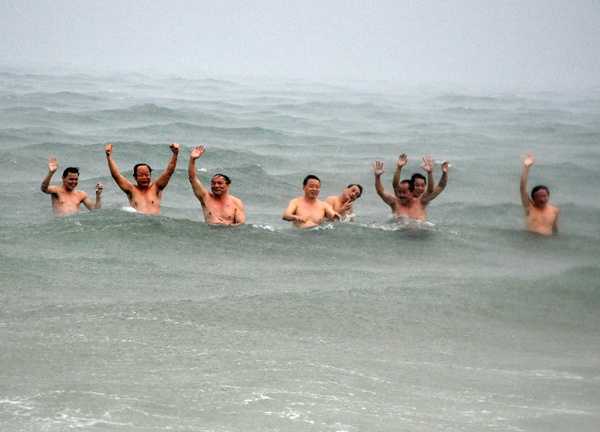 Bộ trưởng TN - MT tắm biển ở Quảng Trị ảnh 1 Bo truong TN - MT tam bien o Quang Tri anh 1