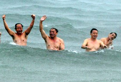 Bo truong Tran Hong Ha doi mua tam bien mien Trung hinh anh