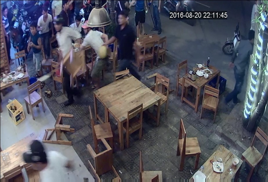 Truy tim nhom con do lam loan quan nhau luc dem khuya hinh anh