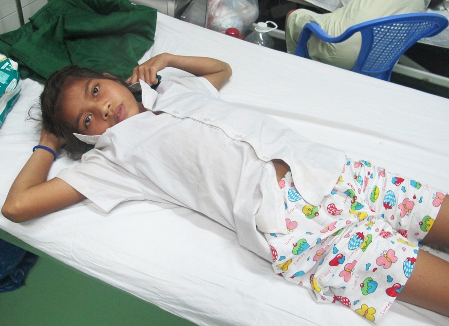 Bi ran doc can, be gai 14 tuoi suyt bi mat chan hinh anh