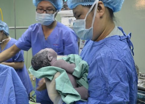 Can bo Da Nang se den nha trao giay khai sinh, tang hoa hinh anh