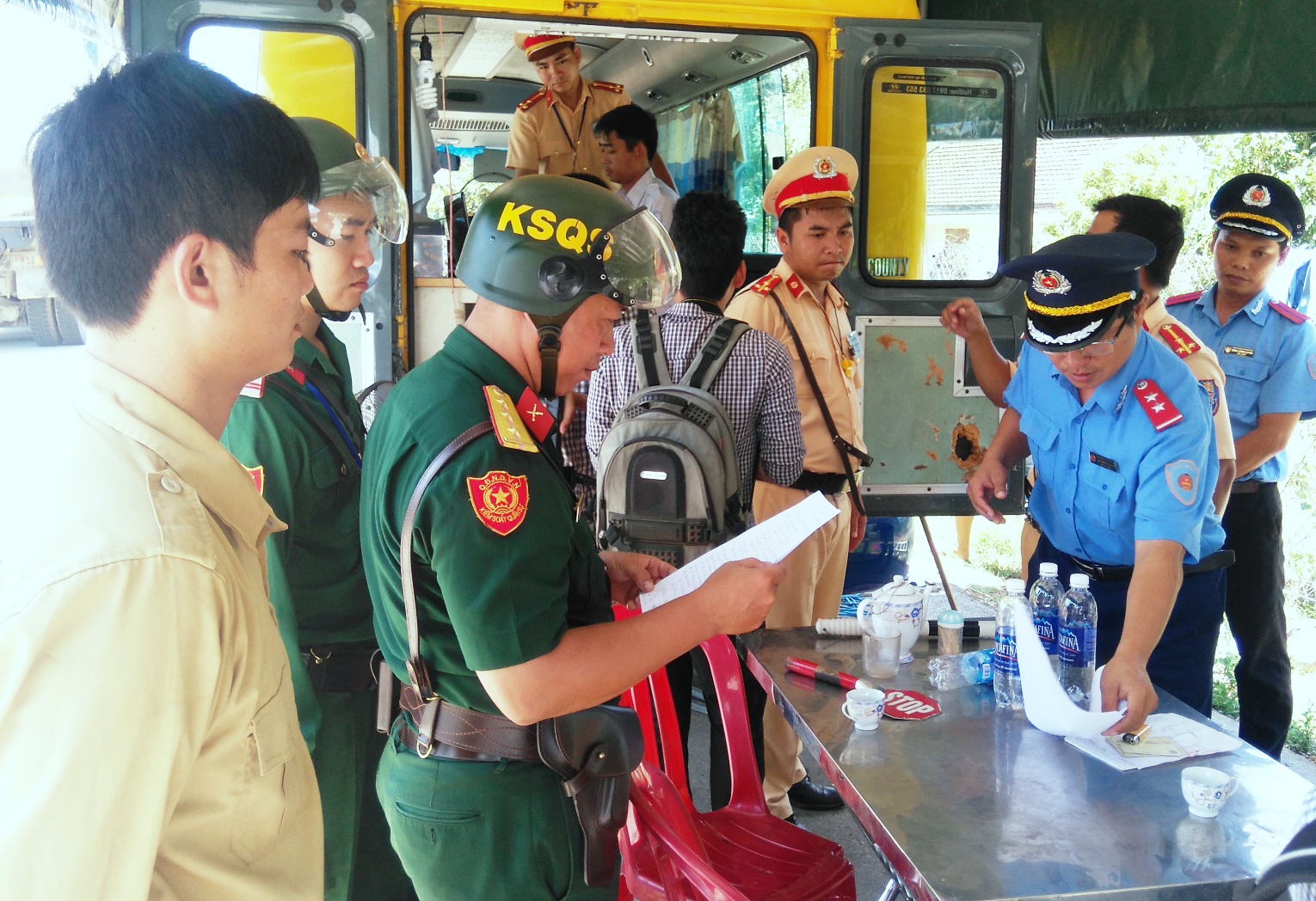 'Ne' CSGT, tai xe xe tai quan doi co thu trong cabin 2 gio hinh anh