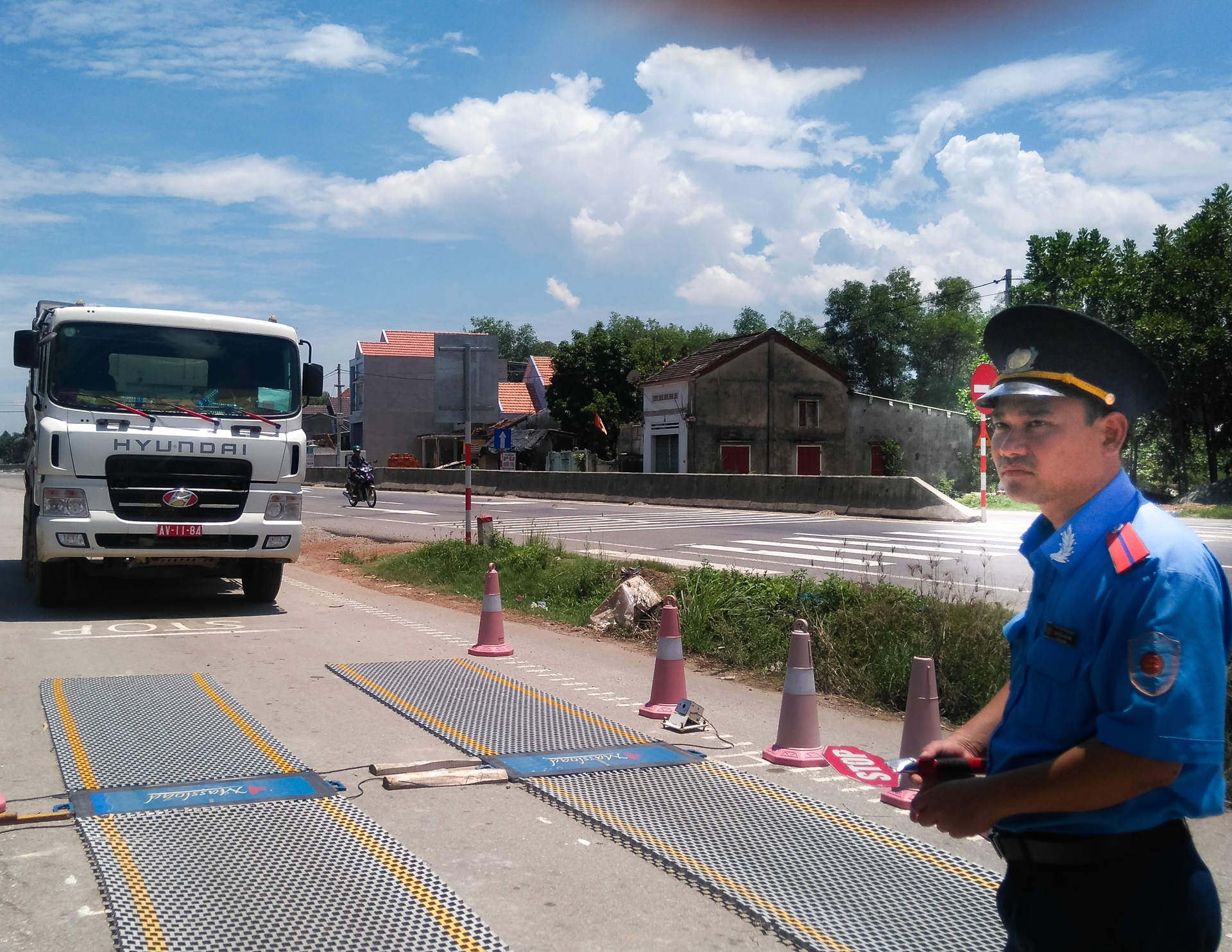 'Né' CSGT, tài xế xe tải quân đội cố thủ trong cabin 2 giờ ảnh 1 'Ne' CSGT, tai xe xe tai quan doi co thu trong cabin 2 gio anh 1