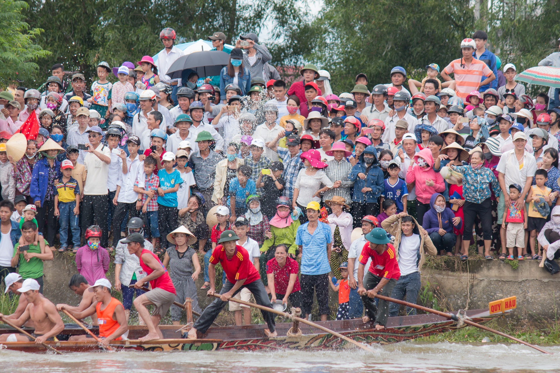 Du khach keo den Quang Binh xem dua thuyen anh 3
