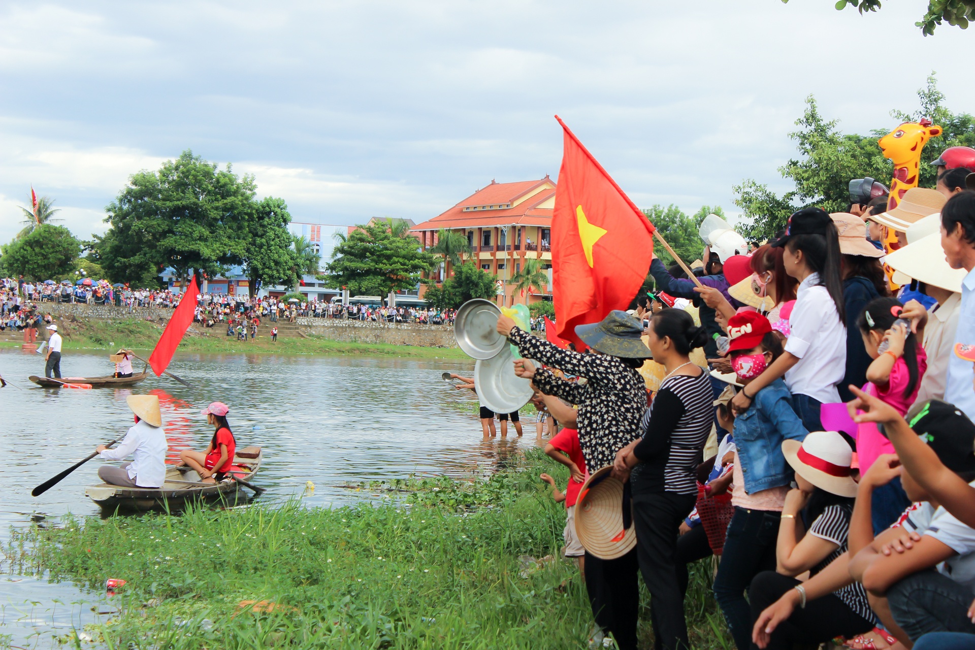 Du khach keo den Quang Binh xem dua thuyen anh 4