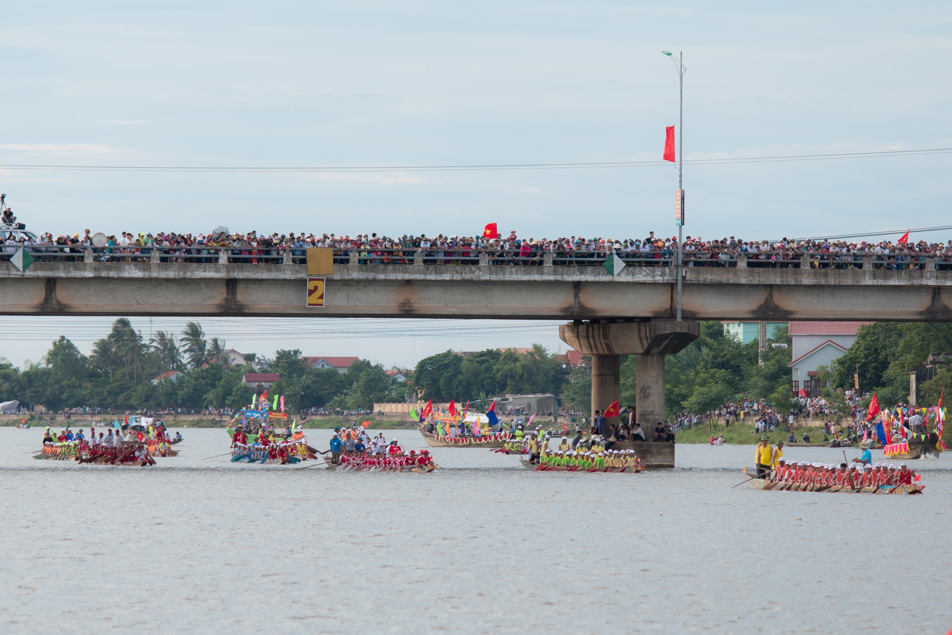 Du khach keo den Quang Binh xem dua thuyen anh 6