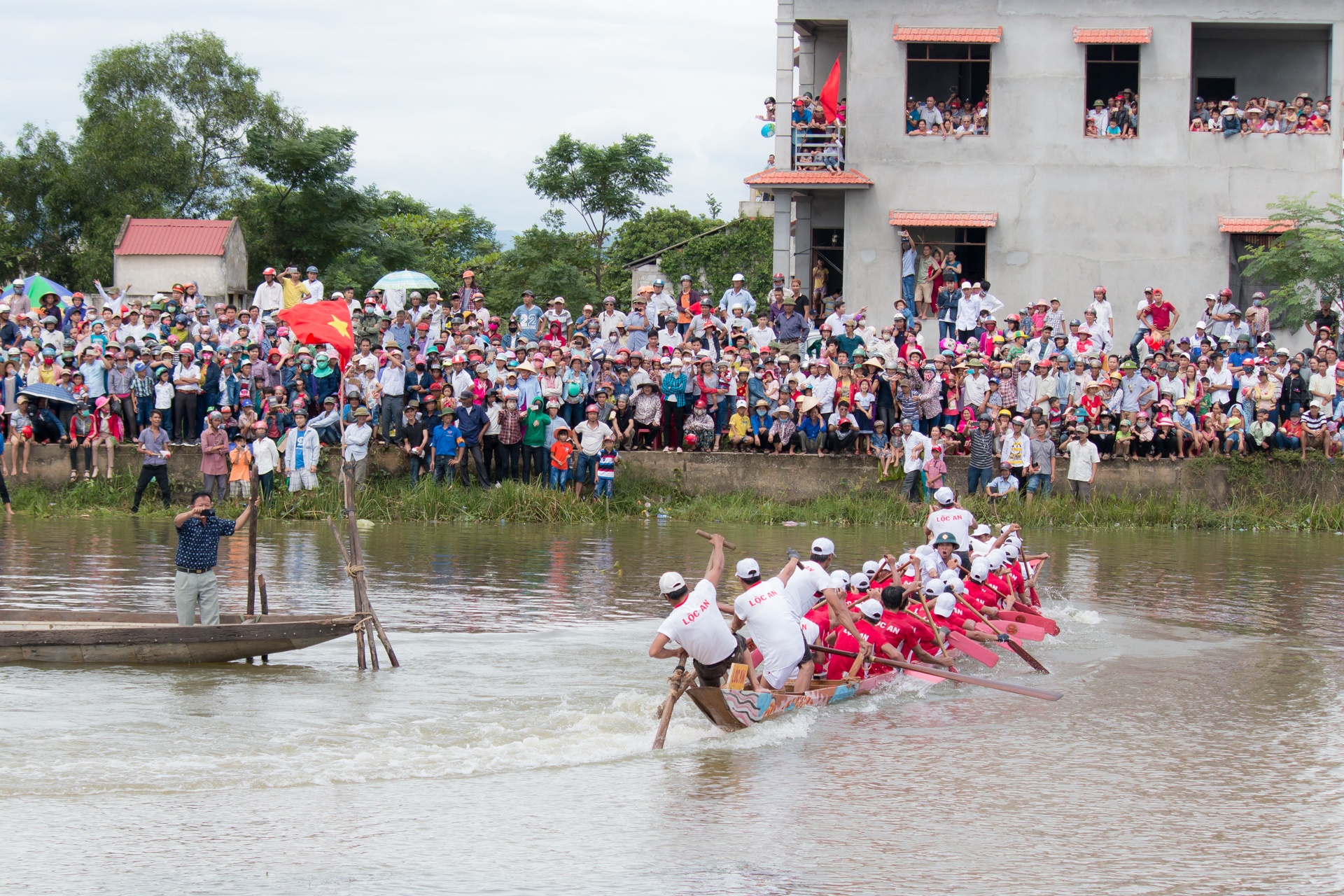 Du khach keo den Quang Binh xem dua thuyen anh 7