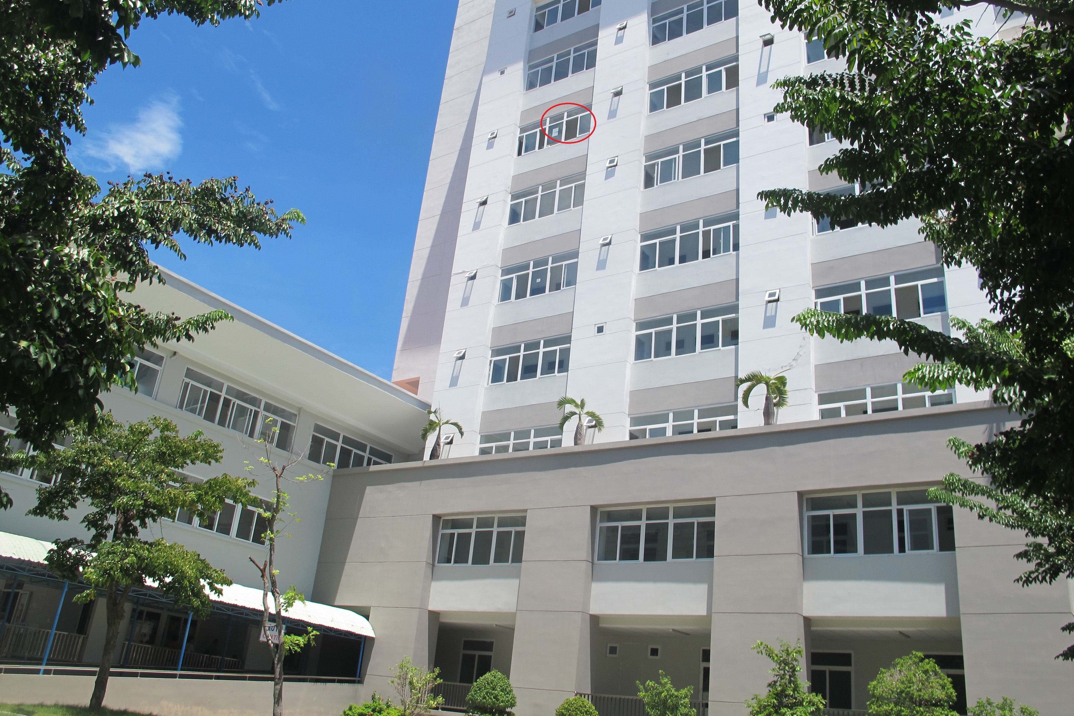 Nu benh nhan nhay khoi lau 8 Benh vien C Da Nang hinh anh