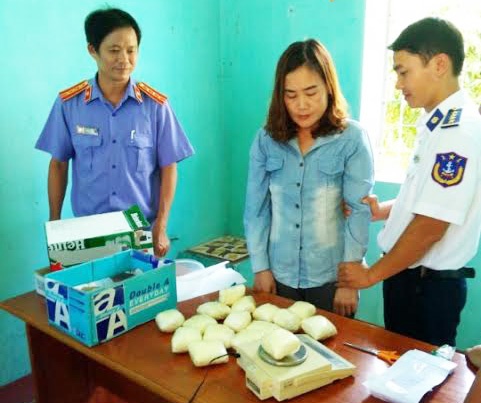 Gan 50 trinh sat cai trang bat nguoi phu nu tren tau hinh anh
