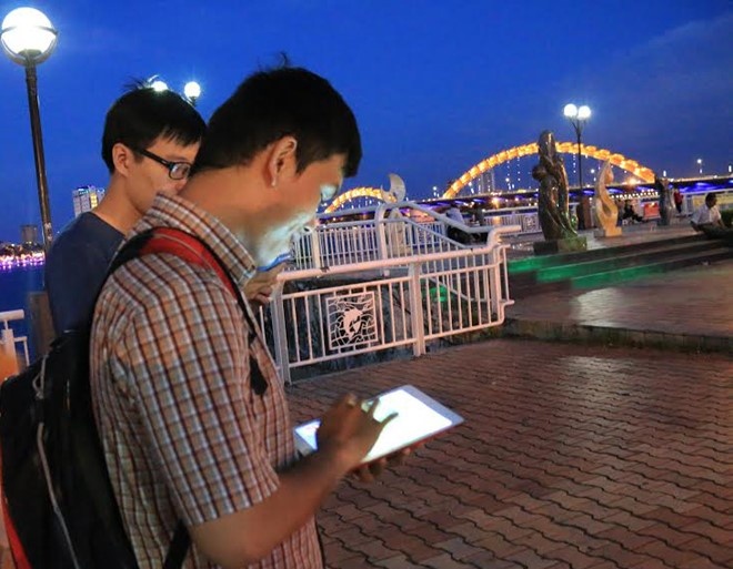 Cam choi Pokemon Go tai truong hoc anh 1