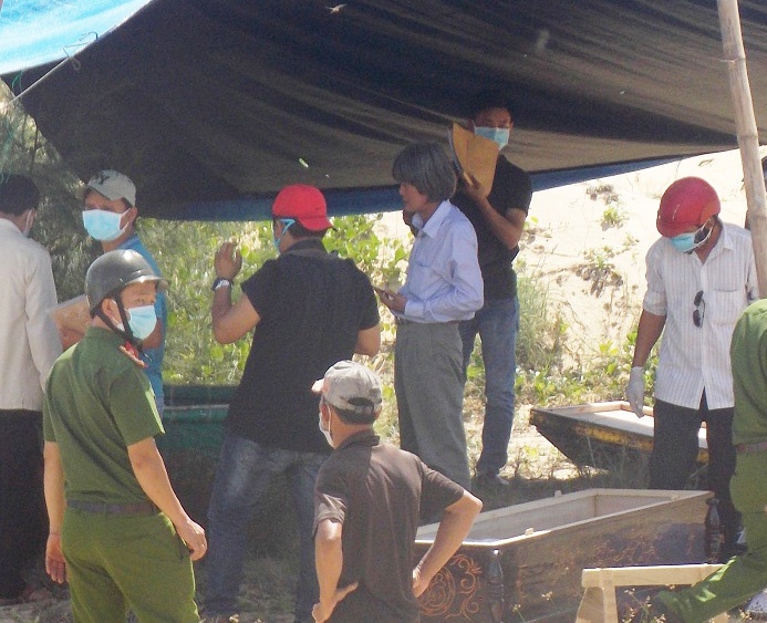 Thi the thanh nien bi mat dau troi dat ngoai bien hinh anh