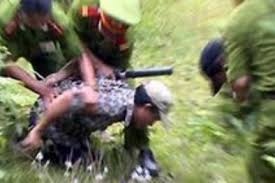 Hai canh sat o Dong Nai bi ba thanh nien vay danh hinh anh