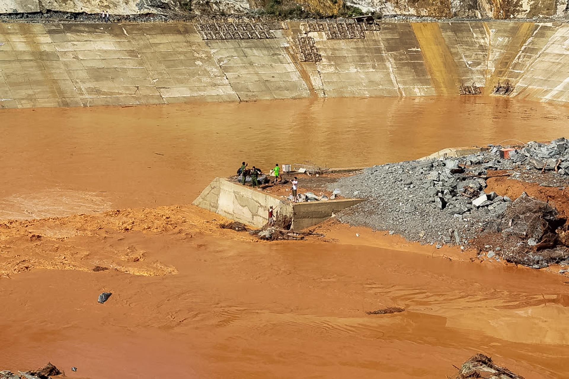 Vu vo duong ong thuy dien phai dieu tra moi ro trach nhiem hinh anh