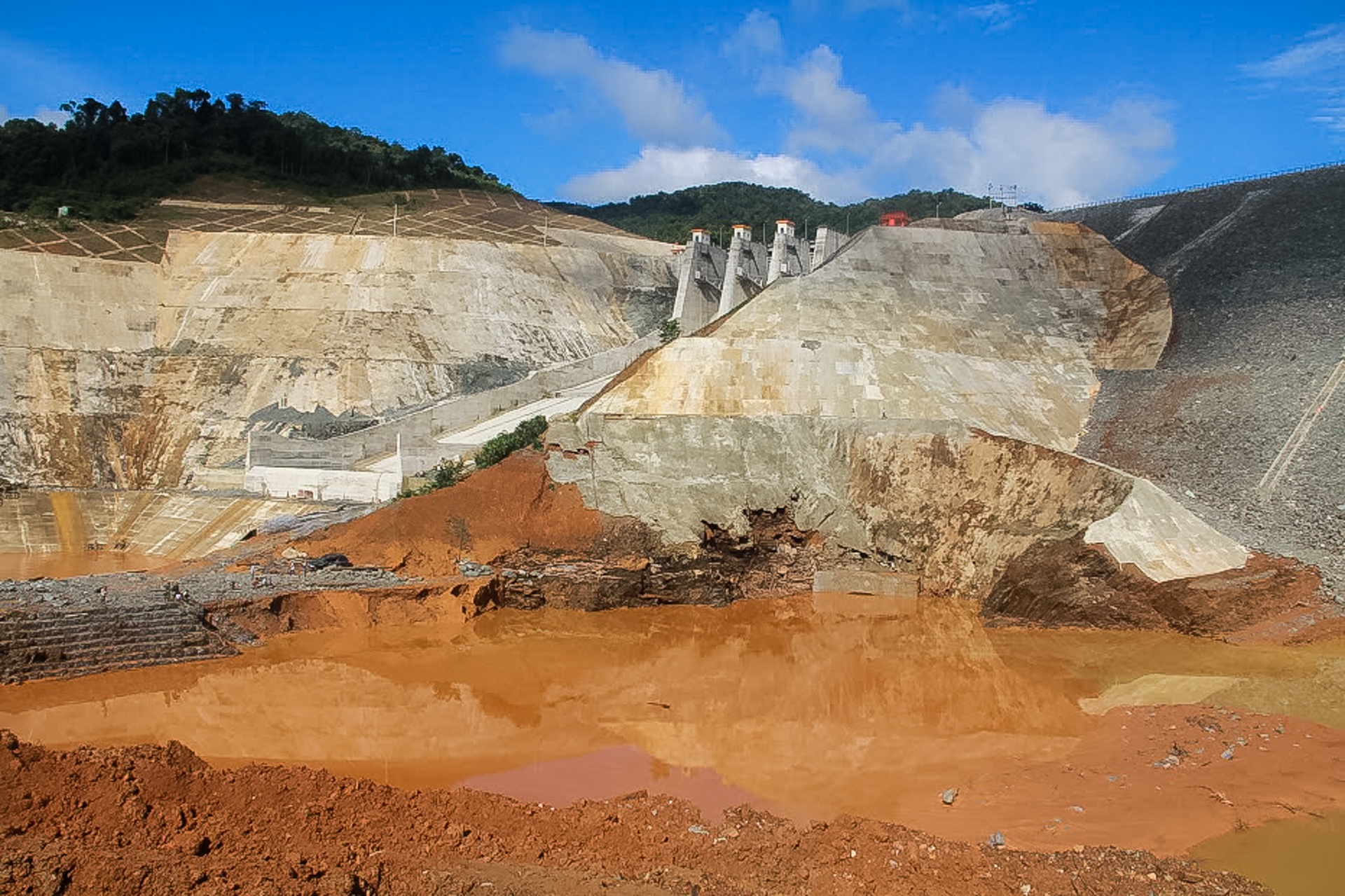 'Toi chi kip nam tay vo roi chay khi nuoc cuon cuon do ve' hinh anh