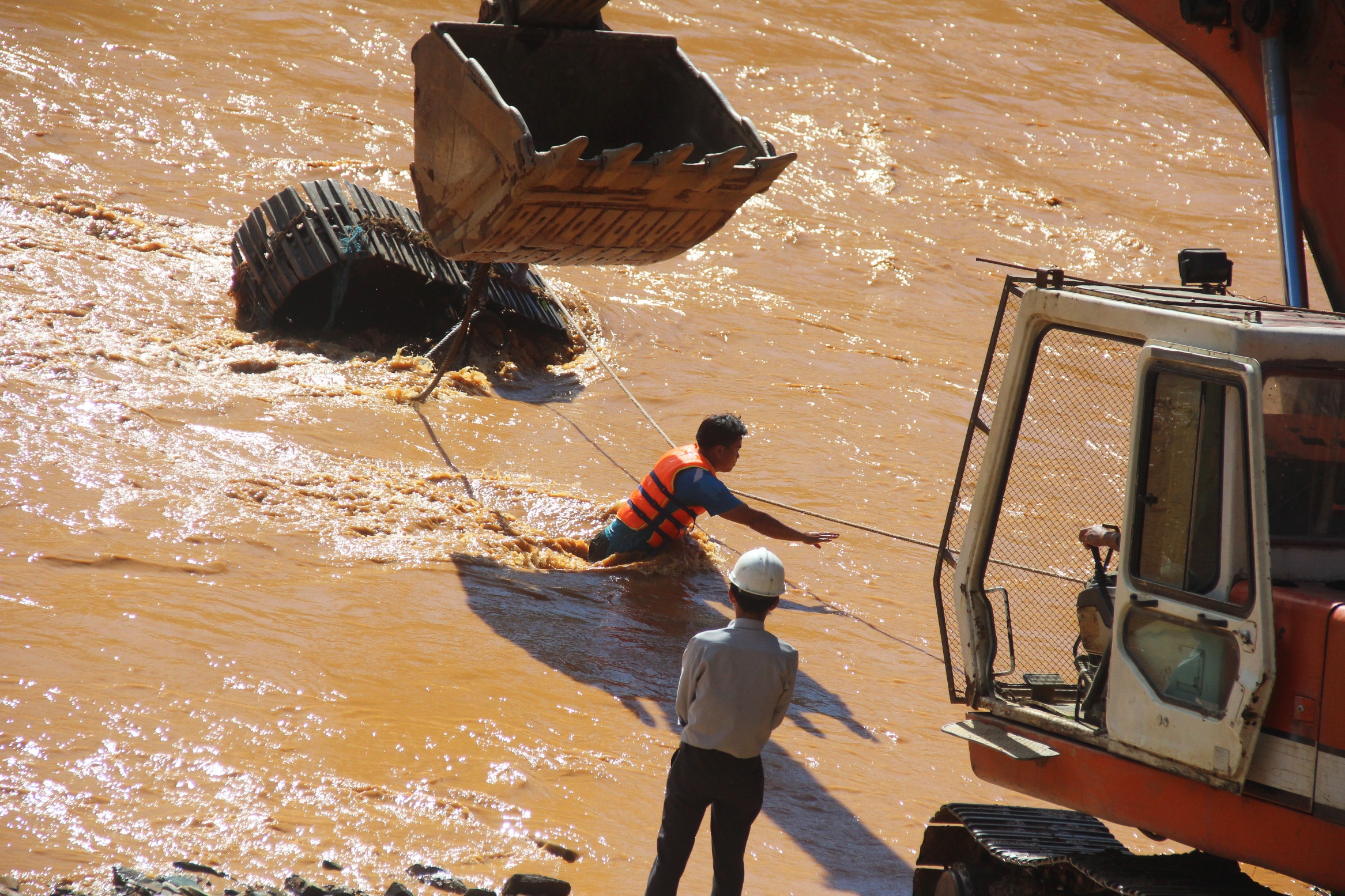 Tim thay nan nhan tu vong vu vo duong ong thuy dien hinh anh