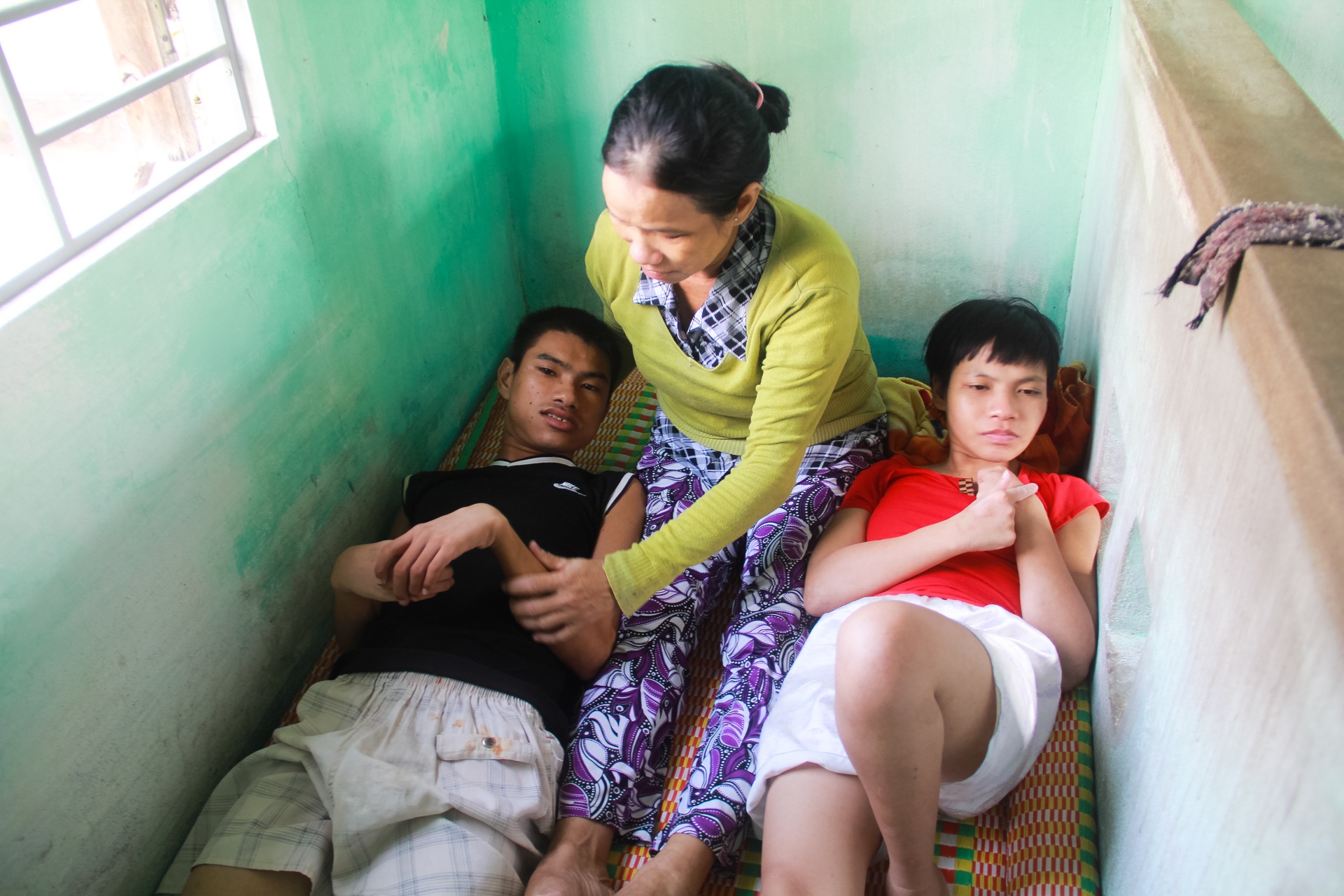 Nguoi me o Quang Nam nhot hai con tam than anh 2