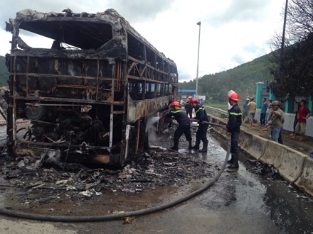 Xe khach chay tro khung, 23 nguoi may man thoat chet hinh anh