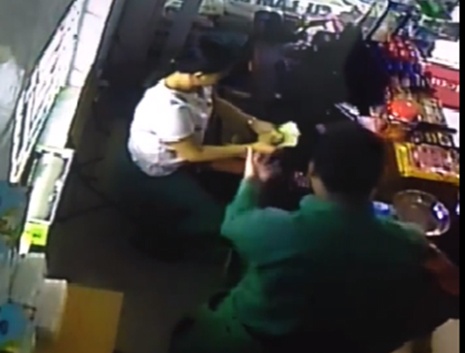 Hai nguoi Trung Quoc ‘thoi mien’ lua tien o Hoi An anh 1