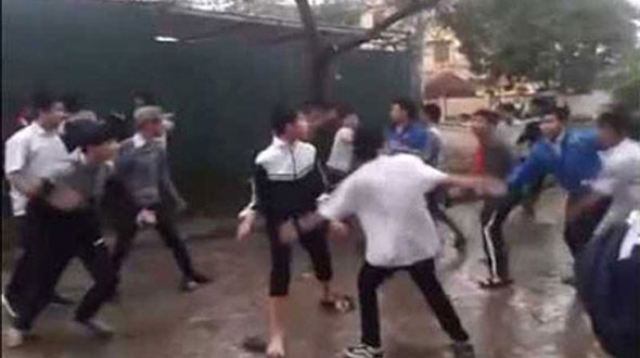 Nam sinh nhap vien vi bi danh hoi dong hinh anh