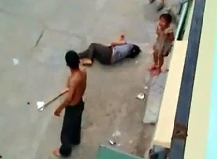 Be gai gao khoc khi chung kien cha cam dao cua co me hinh anh