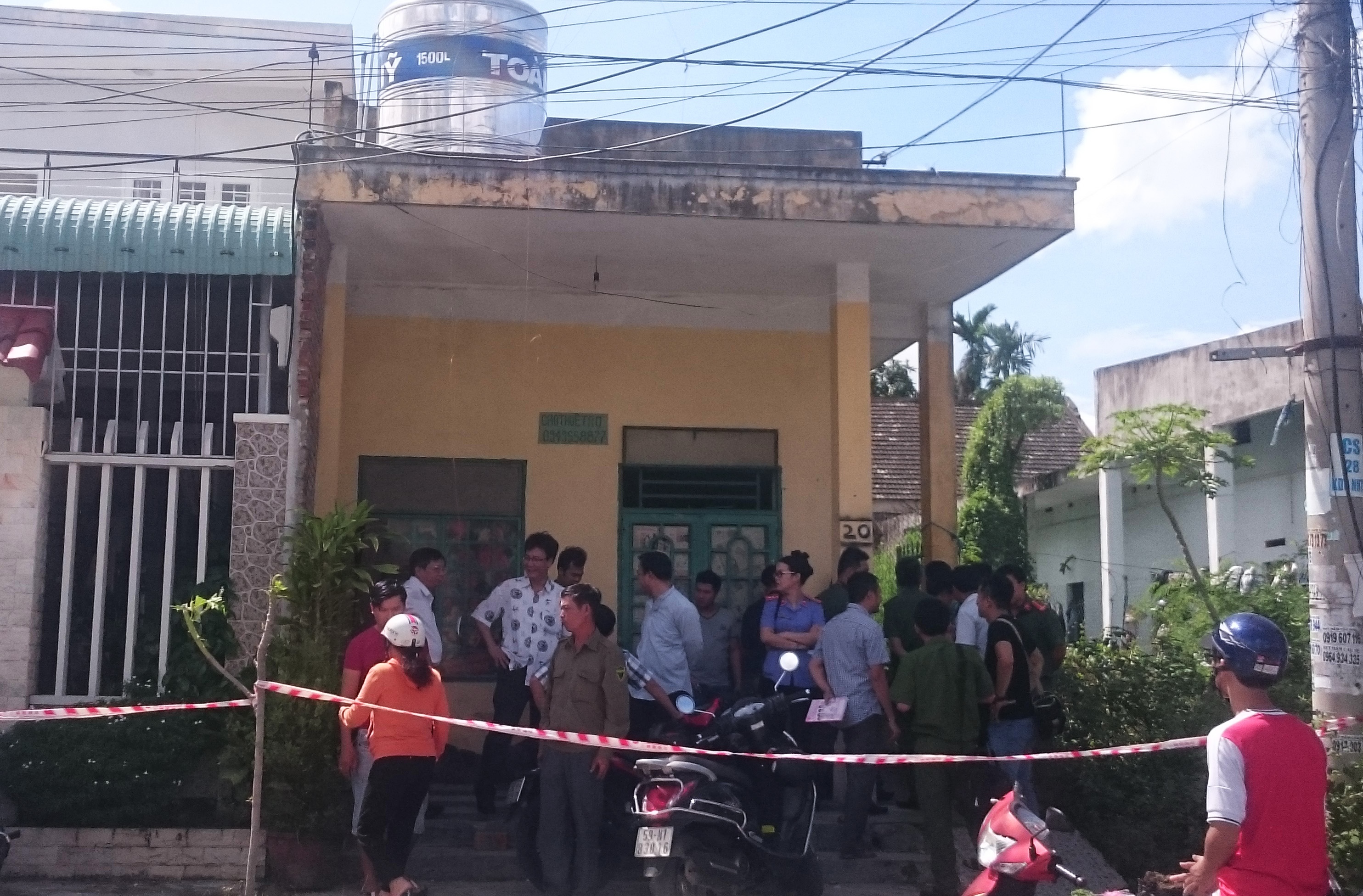 Mot phu nu tu vong o phong tro nghi do bi sat hai hinh anh