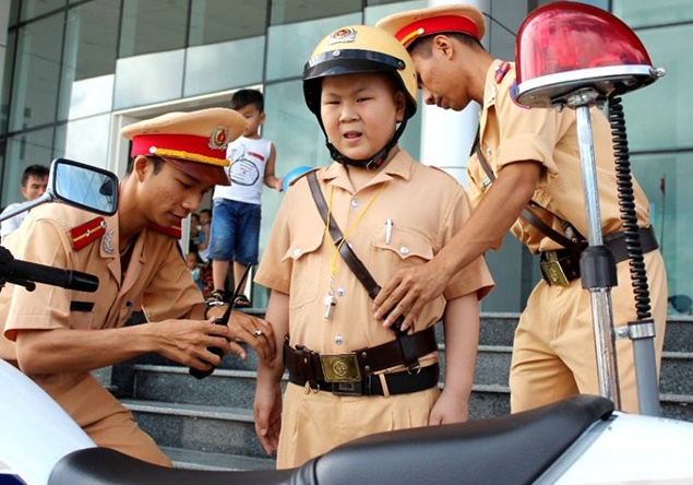 Tien biet cau be ung thu mo lam CSGT trong nuoc mat hinh anh