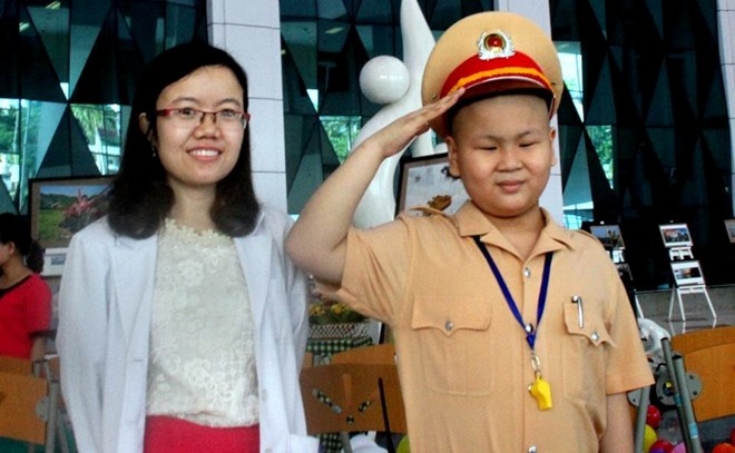 Chu tich Da Nang ca ngoi cau be ung thu mo lam CSGT hinh anh