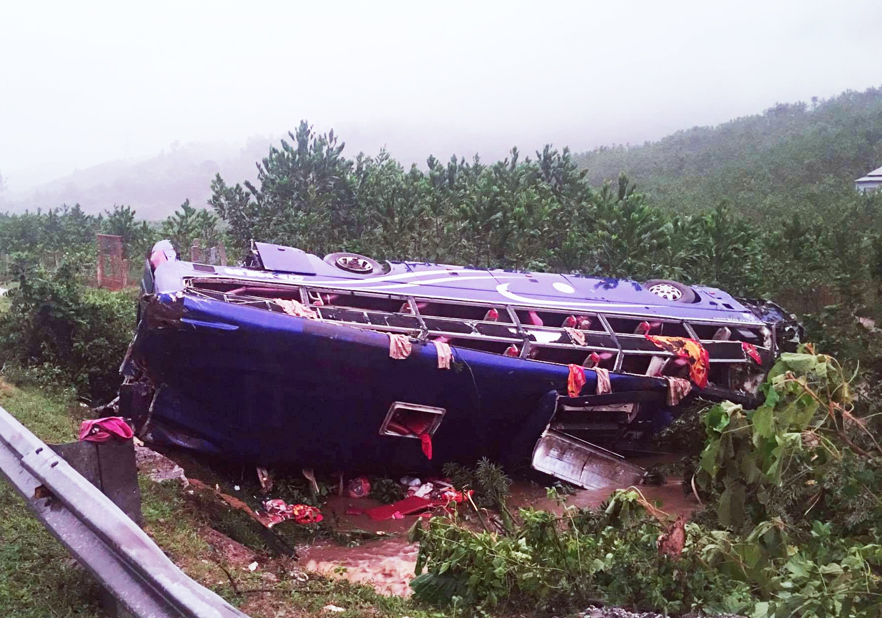 Lat xe khach, 2 nguoi tu vong va 14 nan nhan bi thuong hinh anh