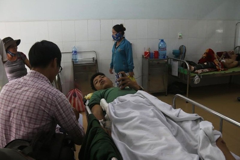 Ba bau thoat nan trong vu lat xe khach o Quang Nam hinh anh