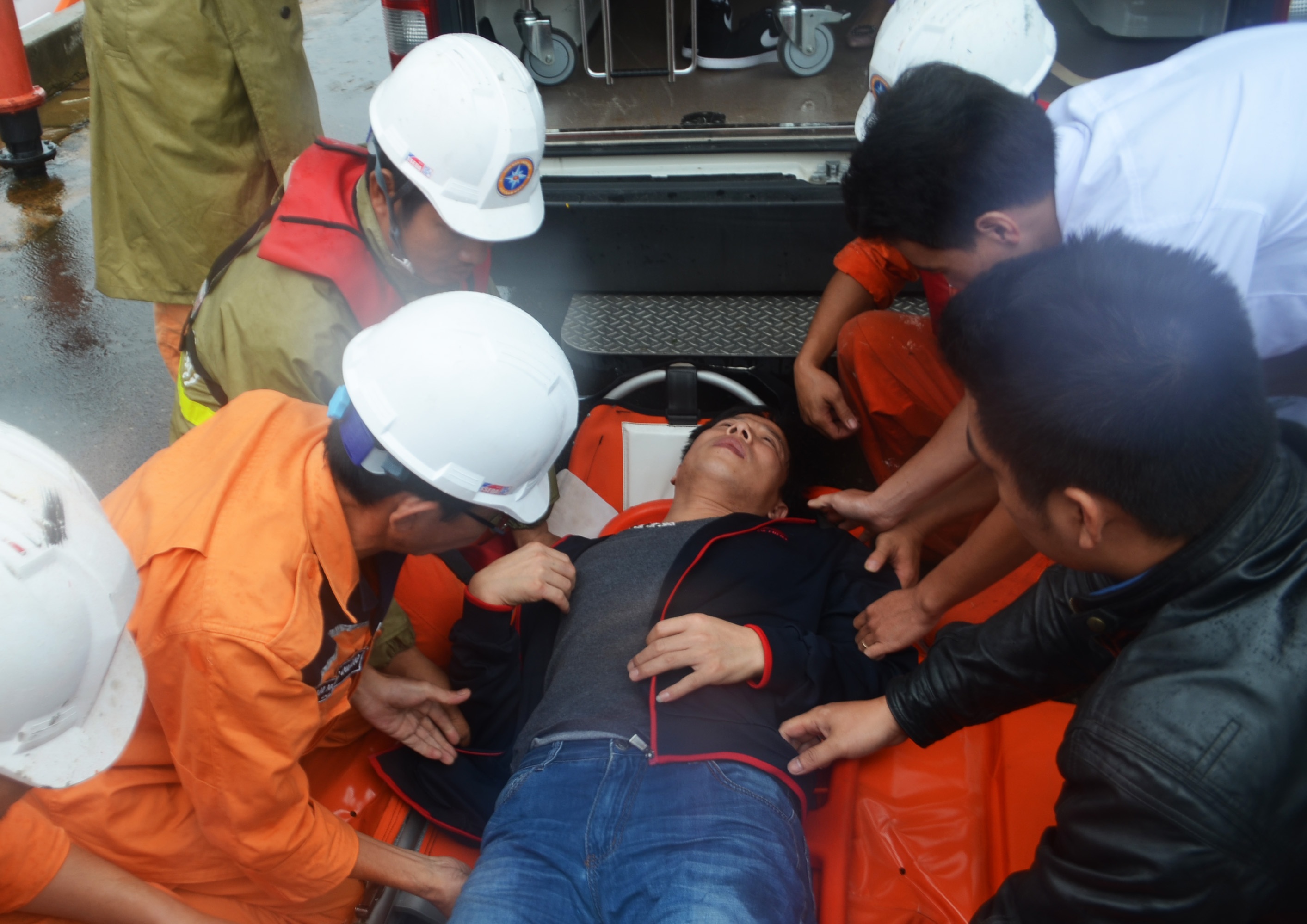 Vuot song cao 4 m cuu thuyen vien Trung Quoc bi dau bung hinh anh