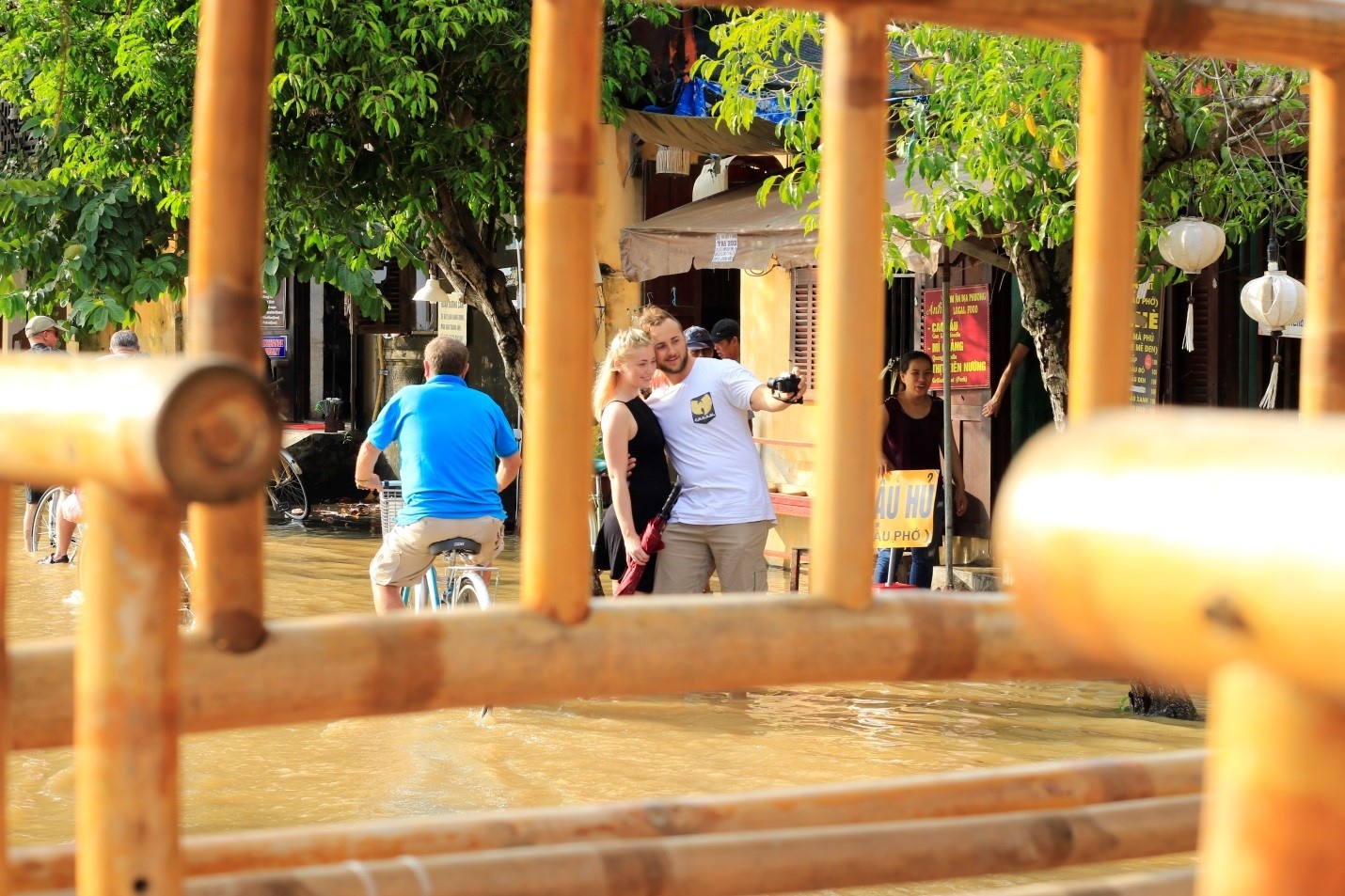 Du khách lội nước ở Hội An ảnh 6 Du khach loi nuoc o Hoi An anh 6