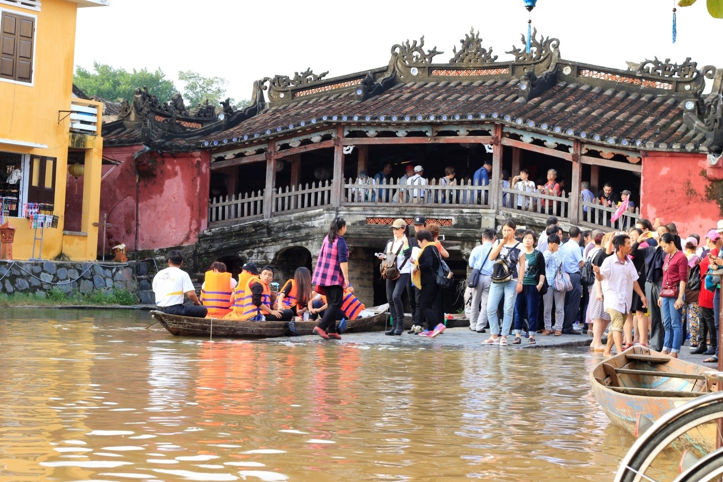 Du khách lội nước ở Hội An ảnh 7 Du khach loi nuoc o Hoi An anh 7