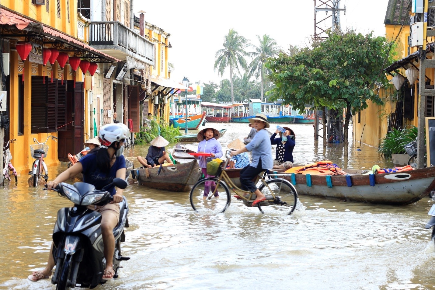 Du khách lội nước ở Hội An ảnh 8 Du khach loi nuoc o Hoi An anh 8