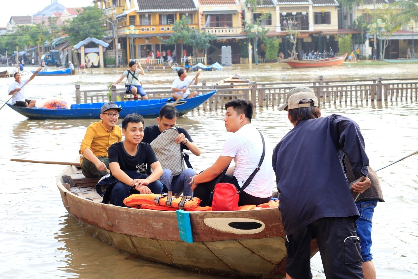 Du khách lội nước ở Hội An ảnh 2 Du khach loi nuoc o Hoi An anh 2
