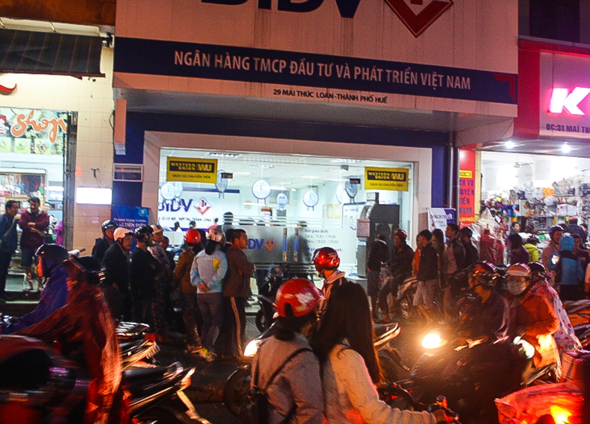 Cuop ngan hang o Hue anh 2