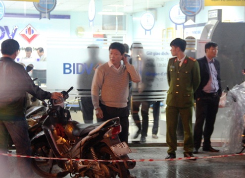 Dung sung do choi tan cong ngan hang, cuop 700 trieu dong hinh anh