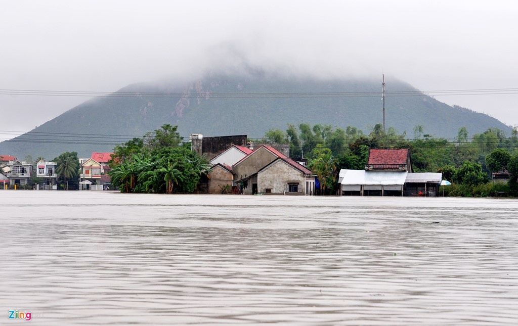12 ho thuy dien dong loat xa lu, mien Trung chim trong nuoc hinh anh