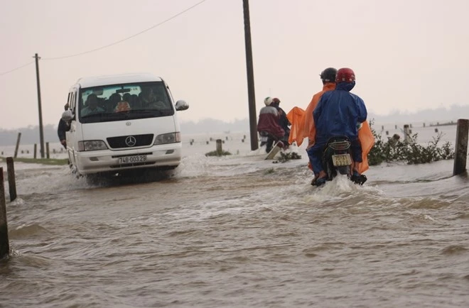 Mua lu gay ngap nang o mien Trung anh 2