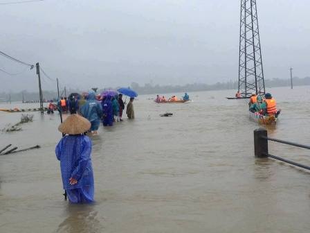 Tim thay nam sinh xau so bi lu cuon troi o Hue hinh anh