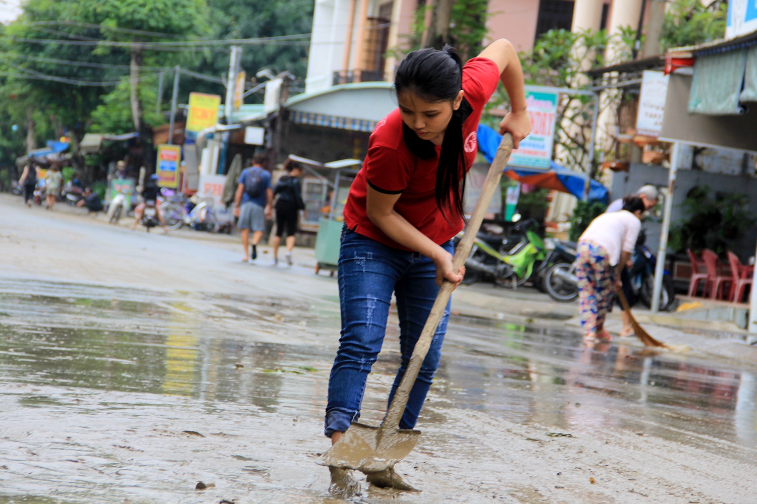 Nguoi Hoi An tat bat don rac sau lu lut hinh anh