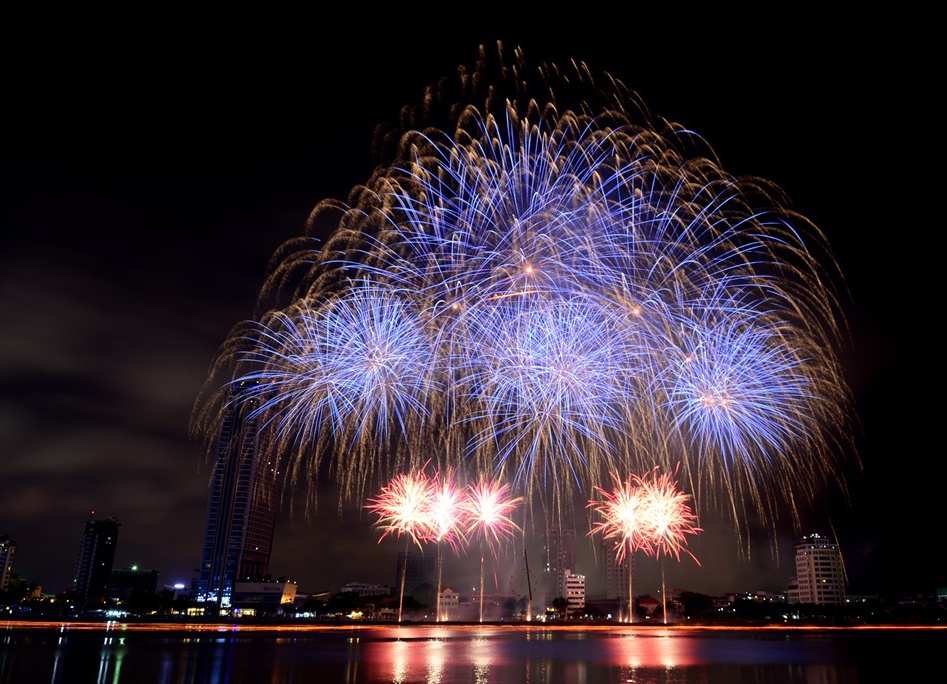 Da Nang dung ban phao hoa danh tien ho tro nguoi dan vung lu hinh anh