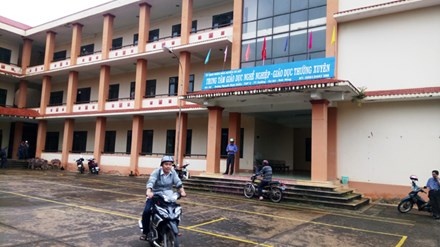 Hang loat can bo dung bang gia hinh anh