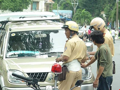 Khoa banh oto dau sai quy dinh: Khong kheo se tang tac duong hinh anh