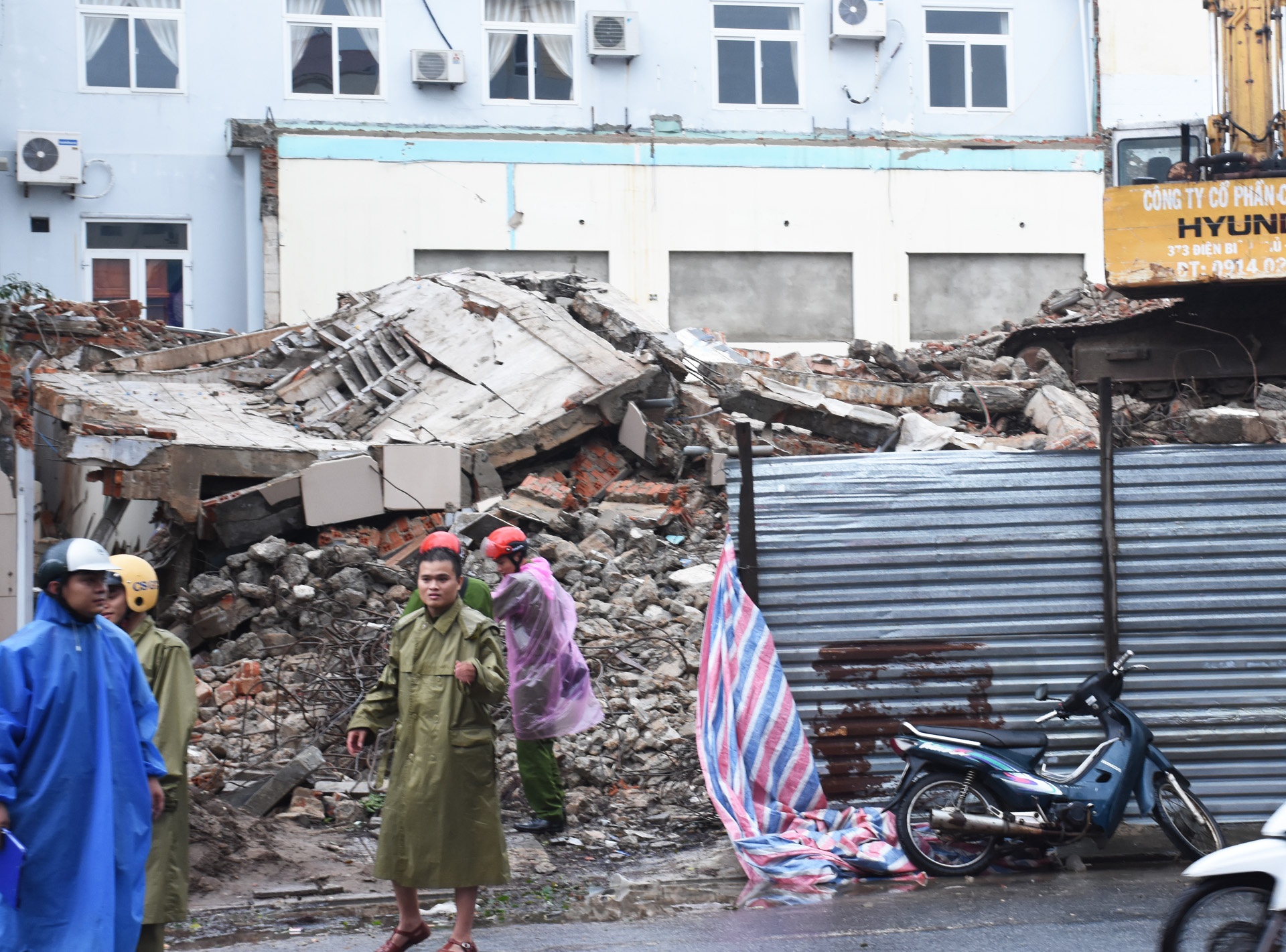 Sap tuong o tru so cu cua bao Da Nang, 2 nguoi chet hinh anh