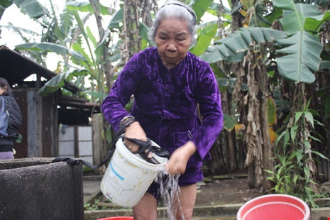 Gieng nuoc boc khoi khi nuoc nong 37 do C hinh anh