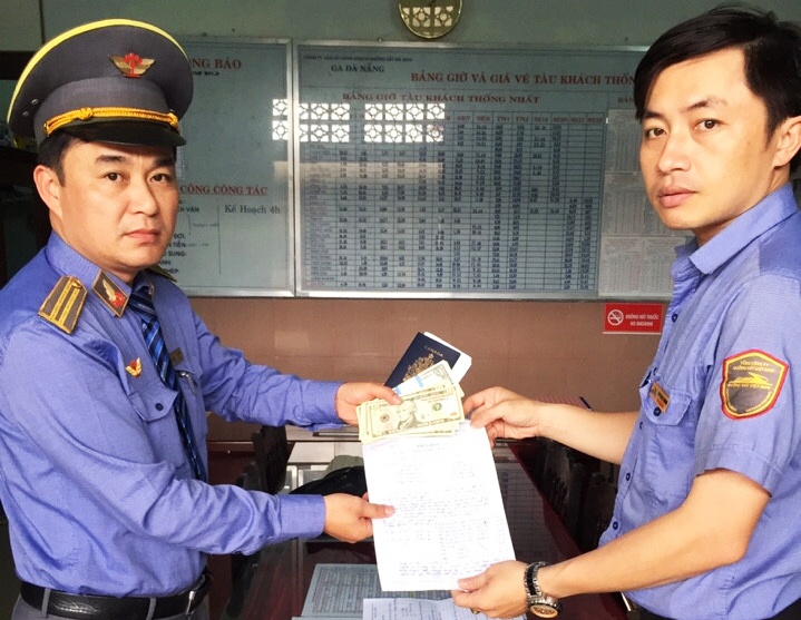 Nhan vien tau tra lai 1.200 USD cua nu du khach bo quen hinh anh