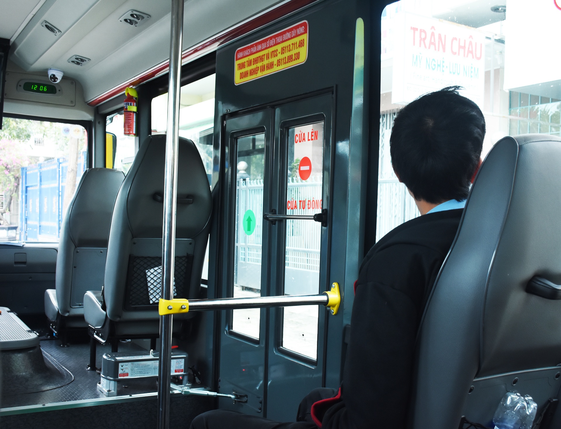 Xe buyt tro gia o Da Nang vang khach anh 9