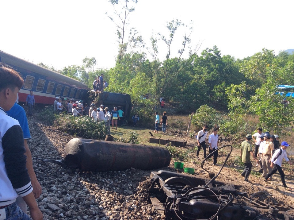 Tàu hỏa trật bánh ở Huế ảnh 1 Tau hoa trat banh o Hue anh 1