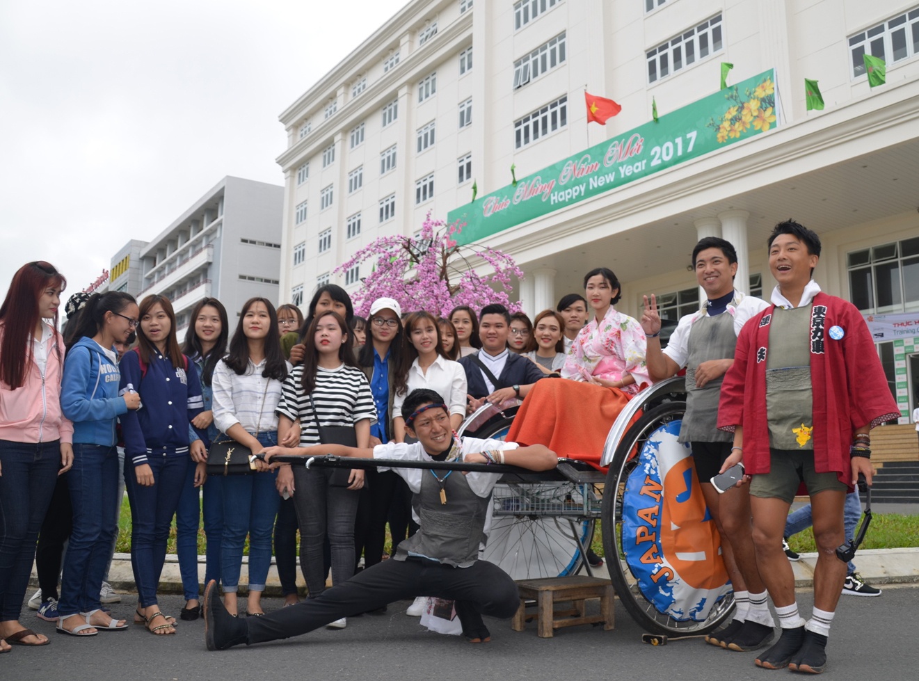 Ba chang trai Nhat keo xe vong quanh the gioi da toi Da Nang hinh anh